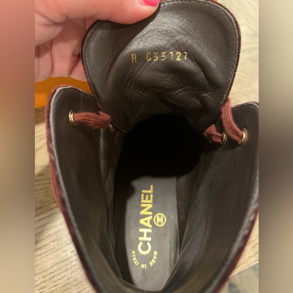 Authentic Chanel Interlocking CC Logo Velvet Lace-Up Boots in Burgundy. Size 7 - Picture 6 of 8